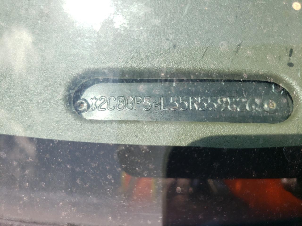 Photo 10 from auction – 2005 CHRYSLER TOWN & COU with VIN 2C8GP54L55R559826