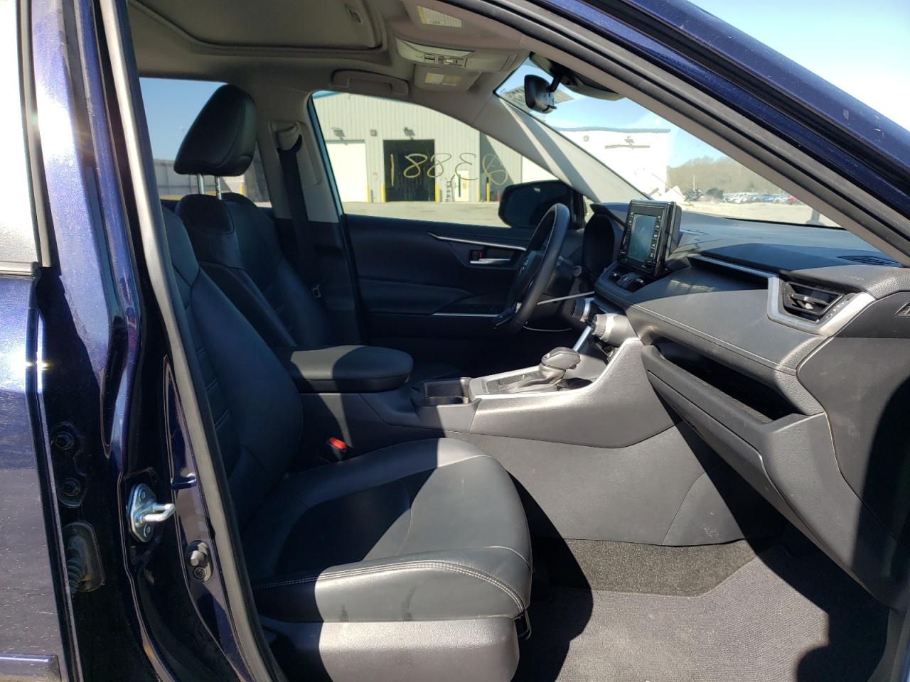 Photo 5 from auction – 2020 TOYOTA RAV4 XLE P with VIN JTMC1RFV5LD053453