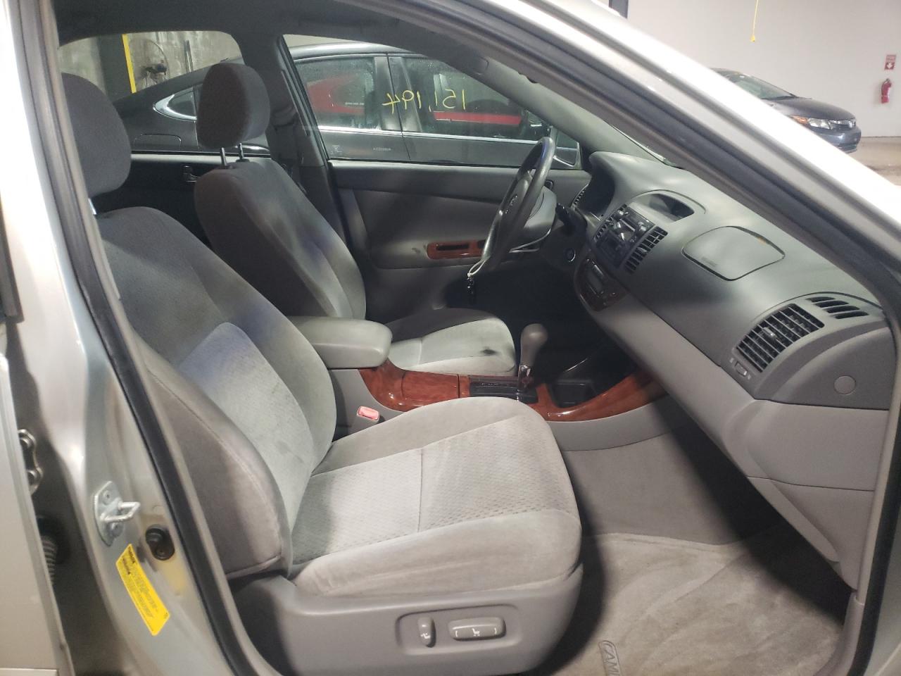 Photo 5 from auction – 2004 TOYOTA CAMRY LE with VIN 4T1BE30KX4U800554