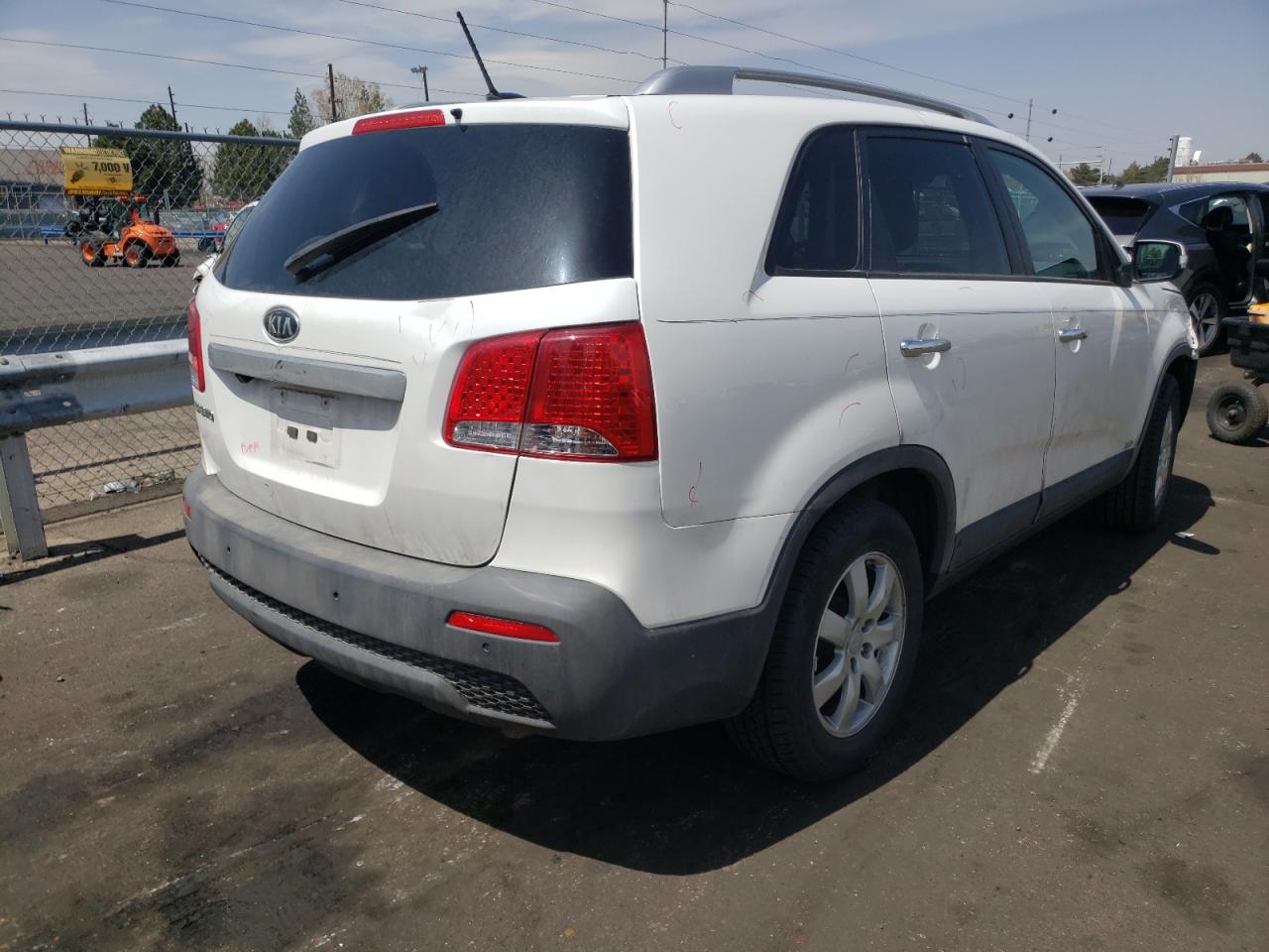 Photo 4 from auction – 2013 KIA SORENTO LX with VIN 5XYKTCA62DG422517