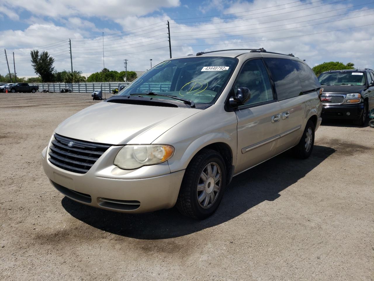 Photo 2 from auction – 2005 CHRYSLER TOWN & COU with VIN 2C8GP54L55R559826