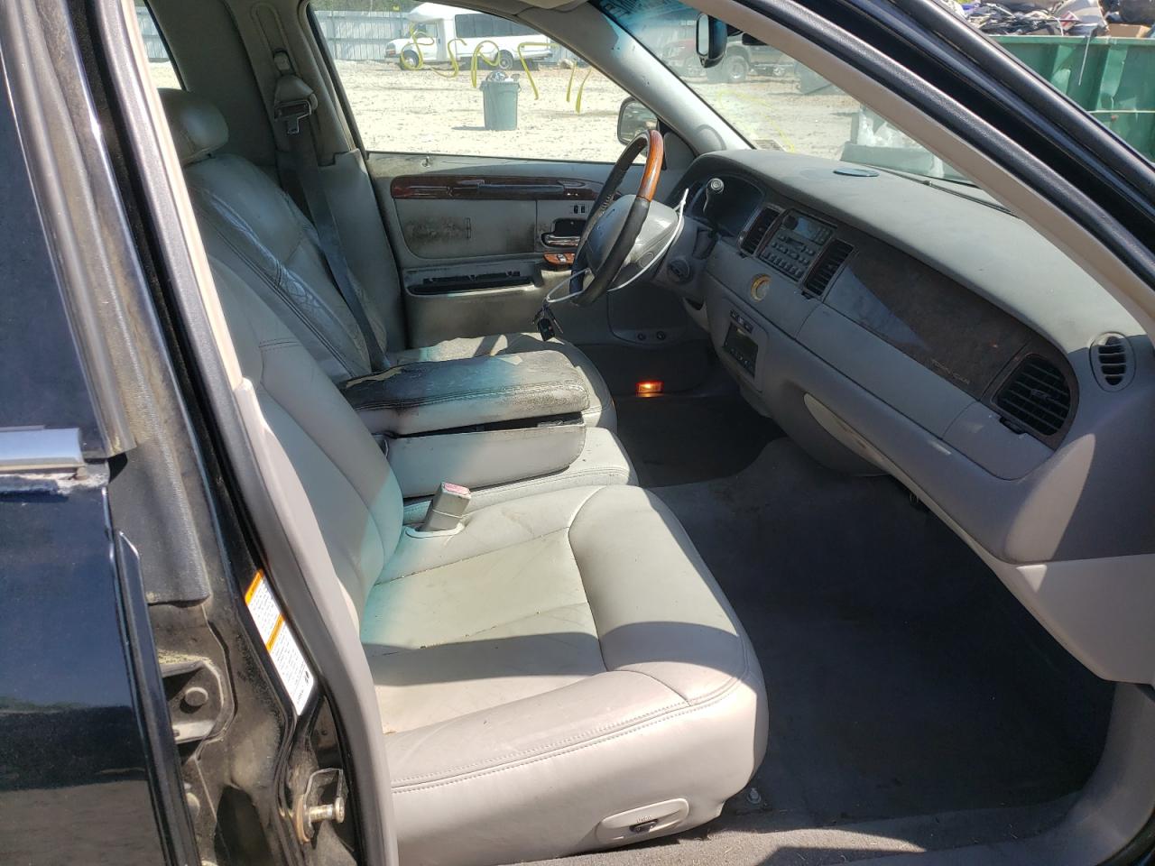 Photo 5 from auction – 2001 LINCOLN TOWN CAR C with VIN 1LNHM85W01Y683576