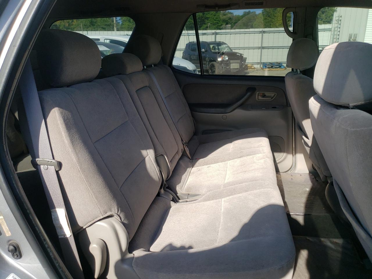 Photo 6 from auction – 2001 TOYOTA SEQUOIA SR with VIN 5TDZT34A11S048804