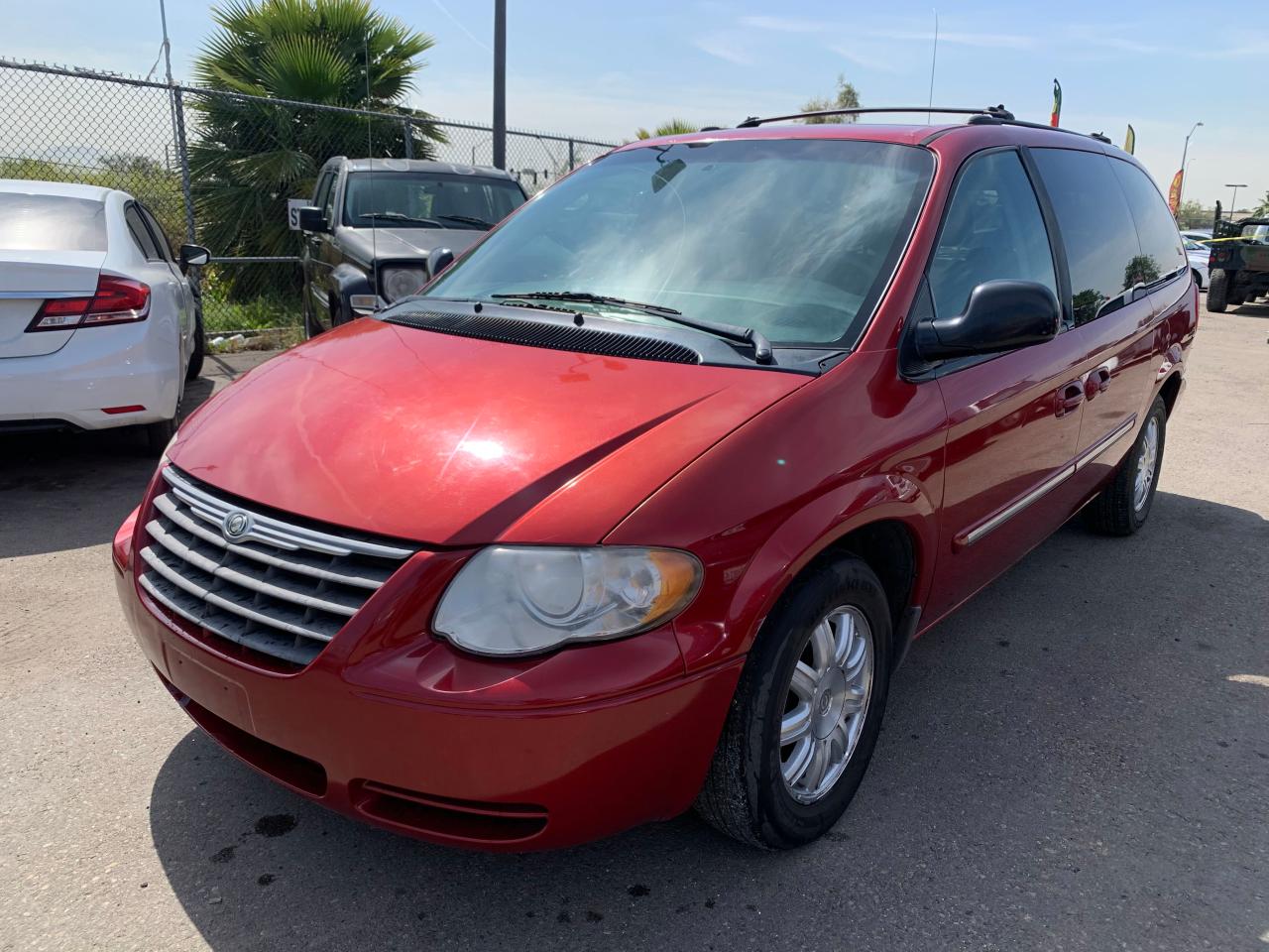 Photo 2 from auction – 2005 CHRYSLER TOWN & COU with VIN 2C4GP54L05R583047