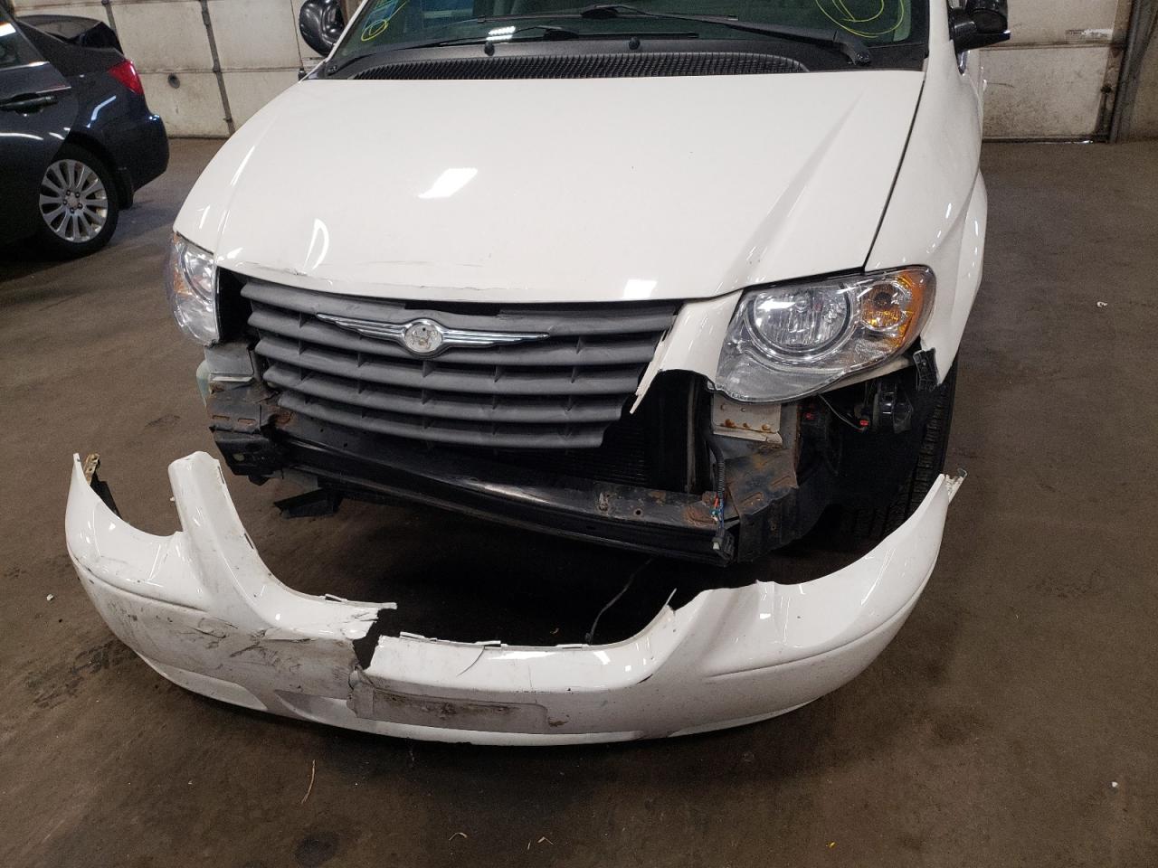 Photo 9 from auction – 2007 CHRYSLER TOWN & COU with VIN 2A4GP54L67R158302