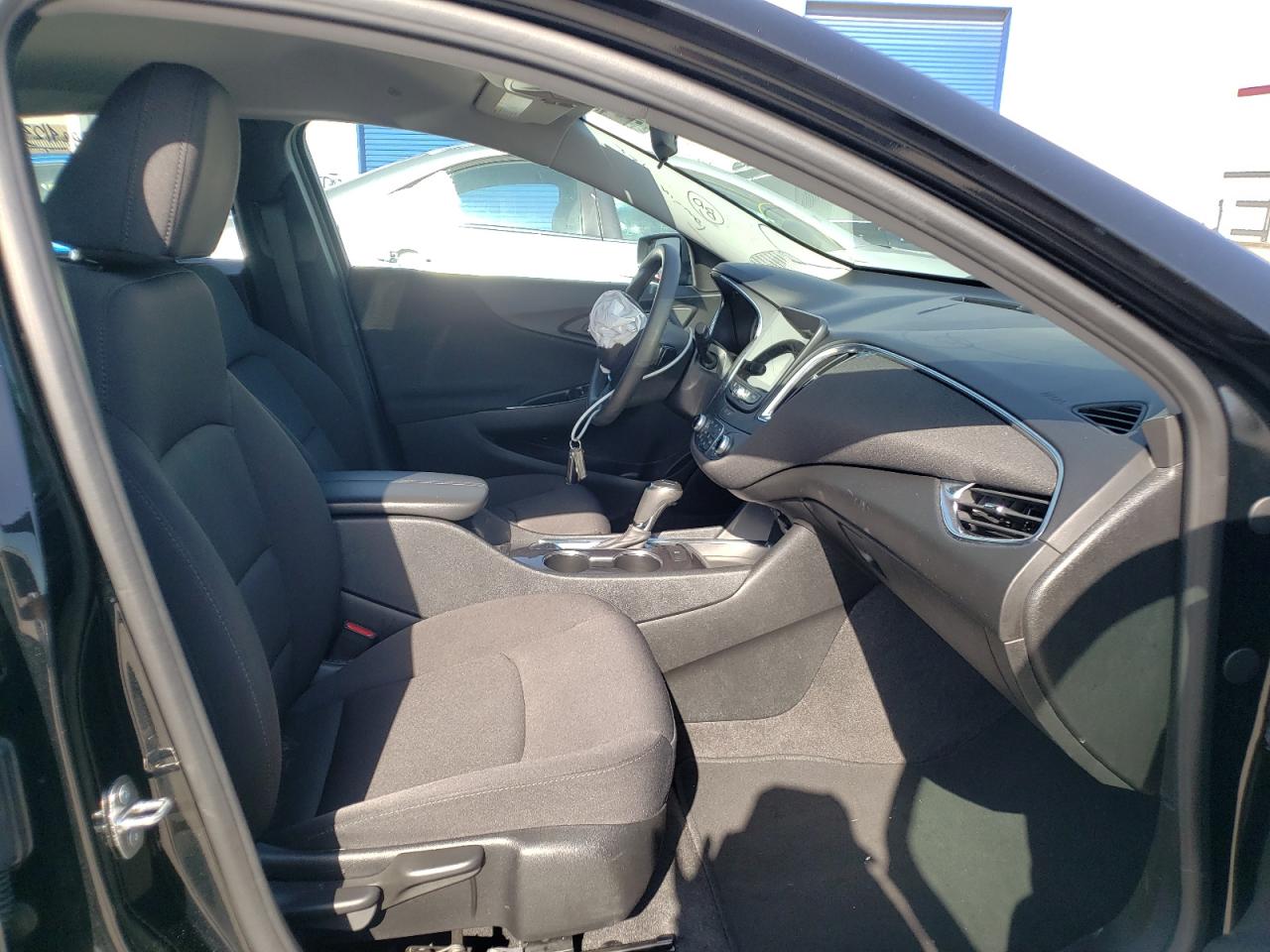 Photo 5 from auction – 2020 CHEVROLET MALIBU LT with VIN 1G1ZD5ST3LF112205
