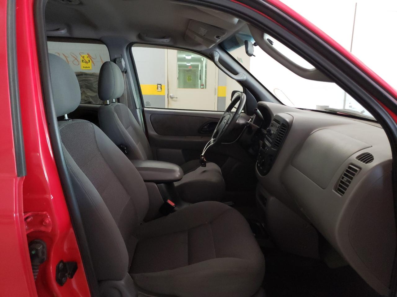 Photo 5 from auction – 2002 FORD ESCAPE XLT with VIN 1FMYU031X2KB14747