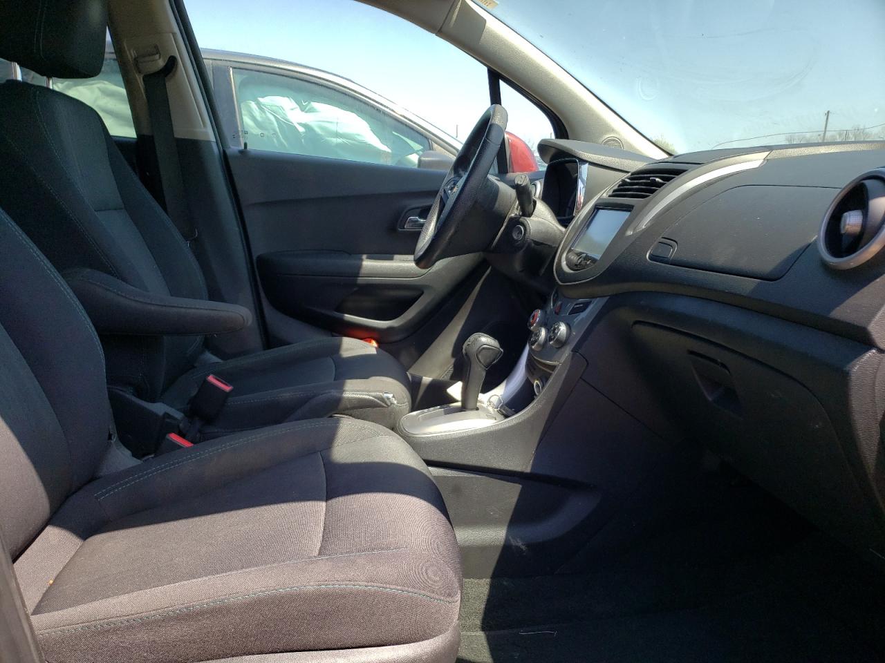 Photo 5 from auction – 2016 CHEVROLET TRAX 1LT with VIN 3GNCJLSB0GL171992