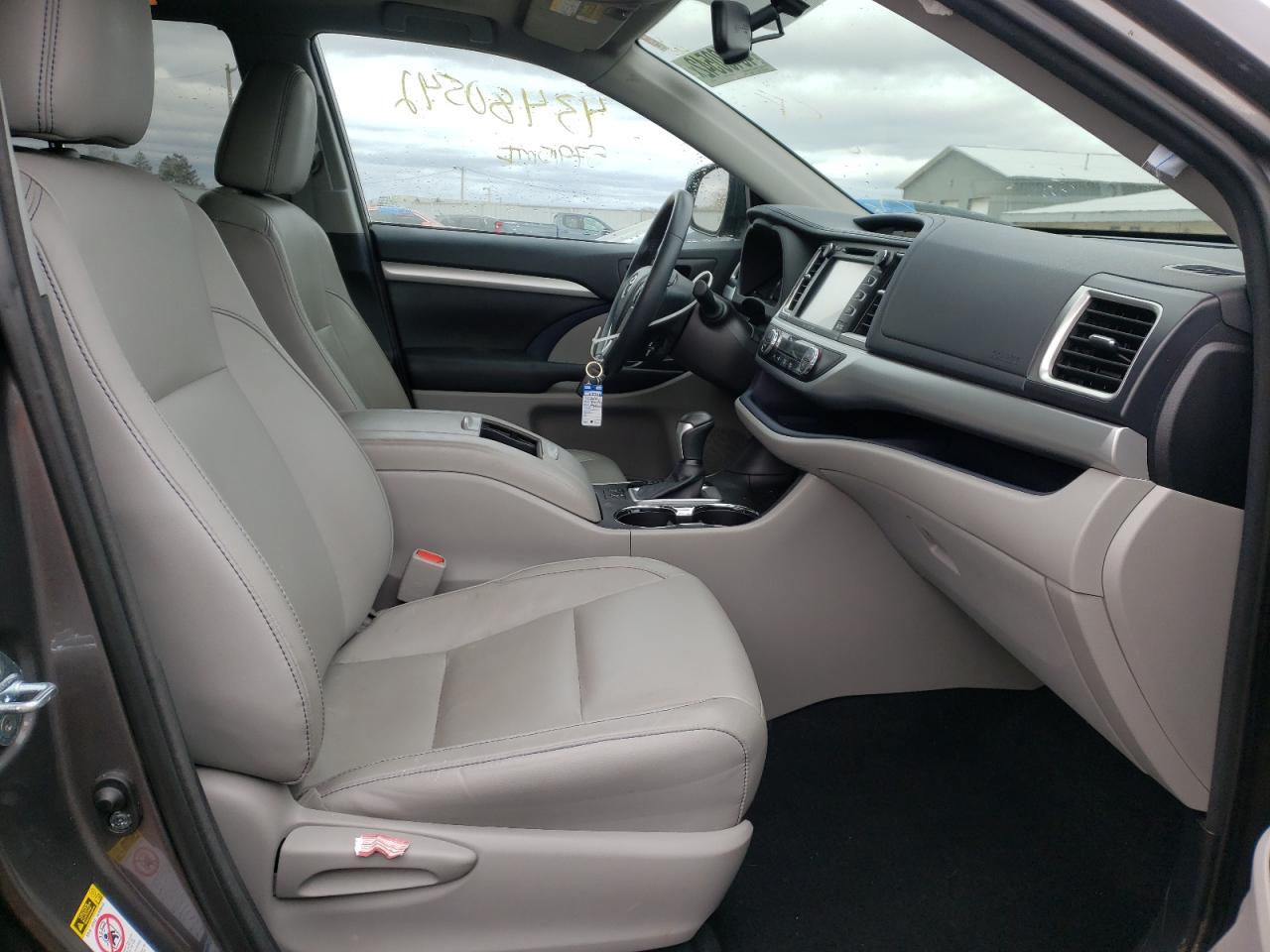 Photo 5 from auction – 2016 TOYOTA HIGHLANDER with VIN 5TDJKRFH9GS319887