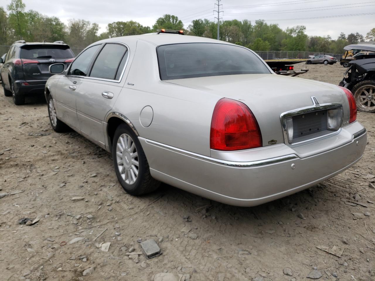 Photo 3 from auction – 2003 LINCOLN TOWN CAR S with VIN 1LNHM82W63Y694802
