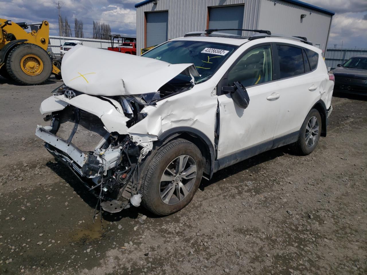 Photo 2 from auction – 2016 TOYOTA RAV4 XLE with VIN JTMRFREV5GJ096047