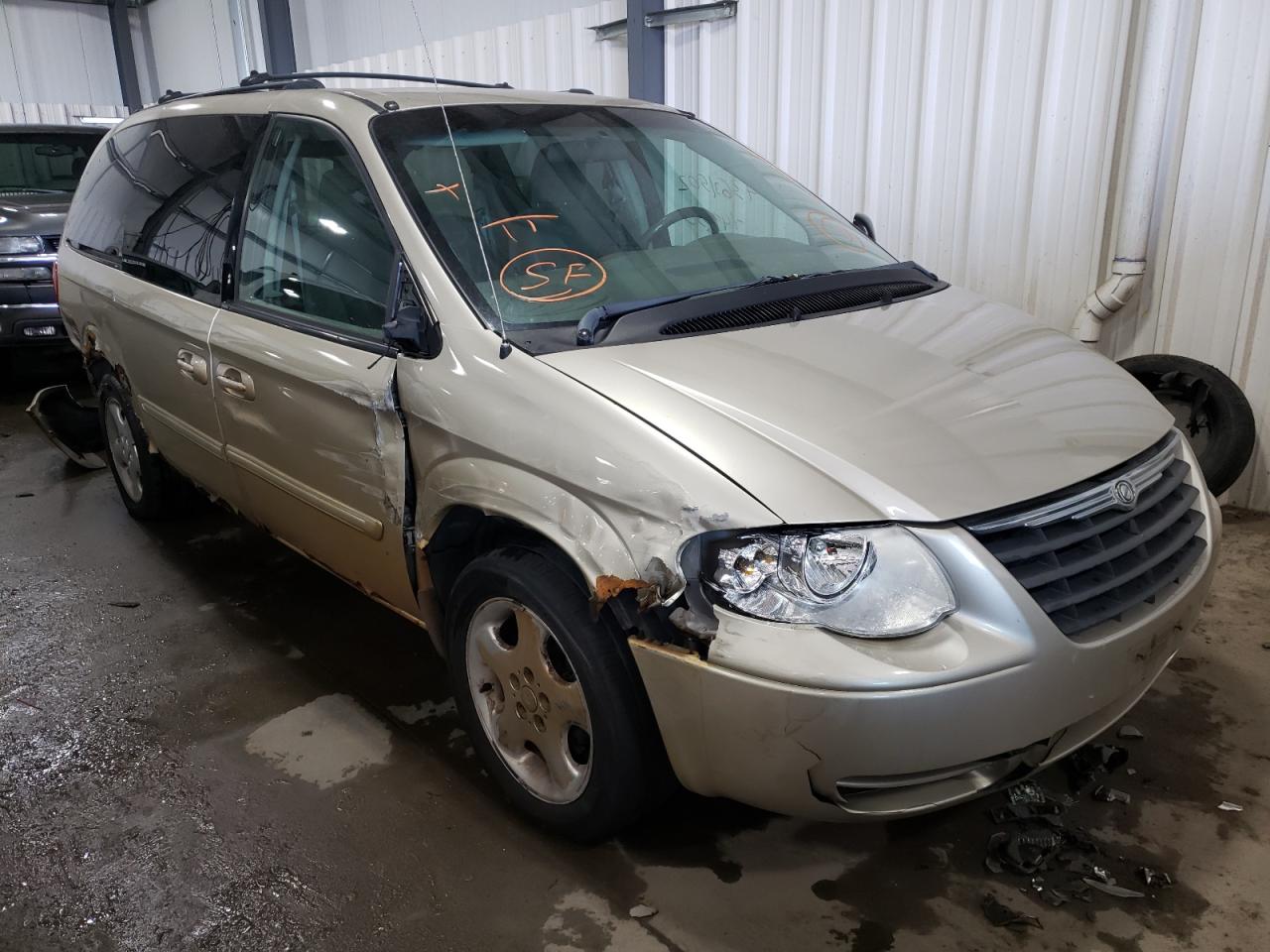 Photo 1 from auction – 2005 CHRYSLER TOWN & COU with VIN 2C4GP54L95R292756