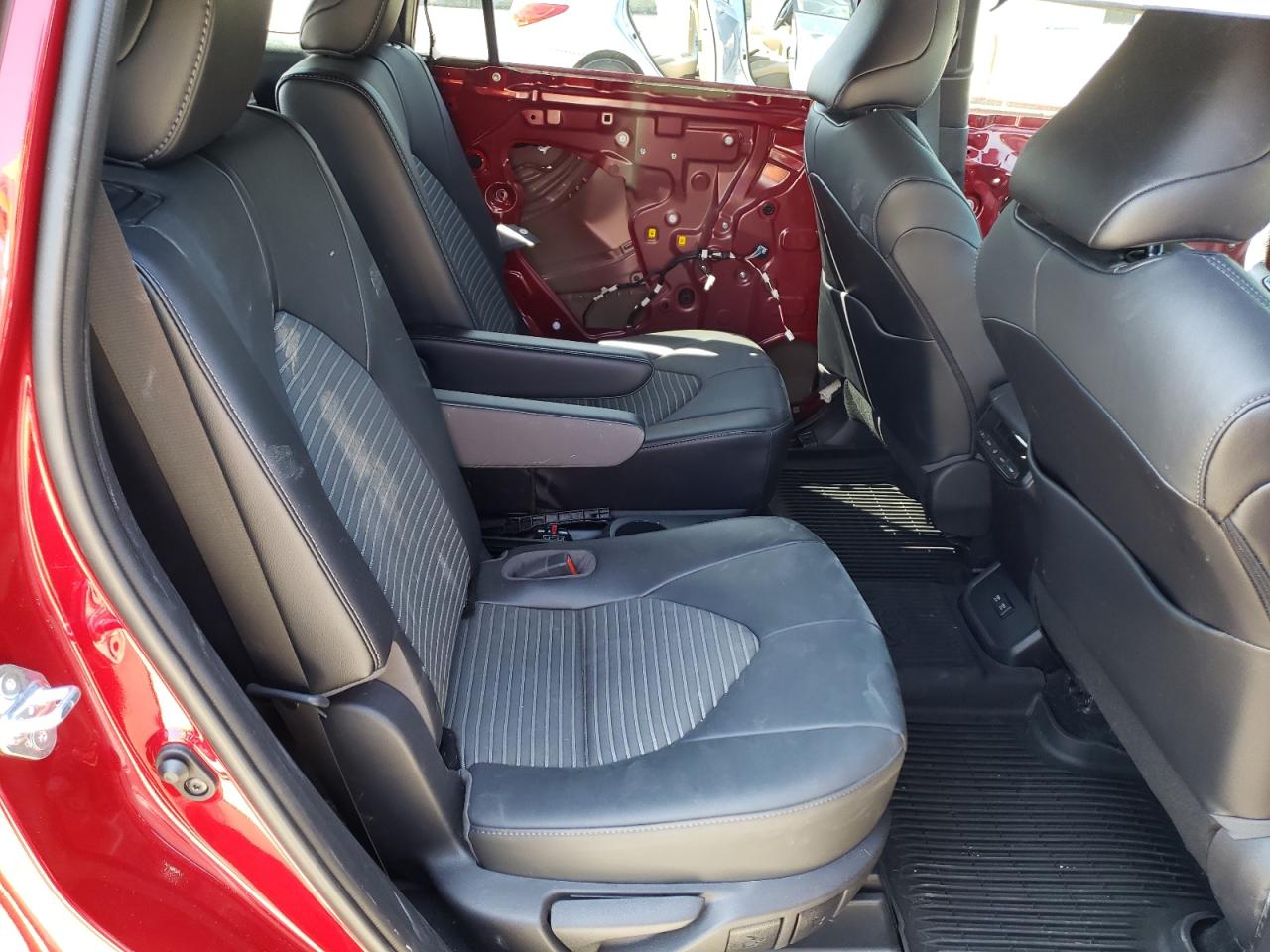 Photo 17 from auction – 2021 TOYOTA HIGHLANDER with VIN 5TDLZRBH6MS155861