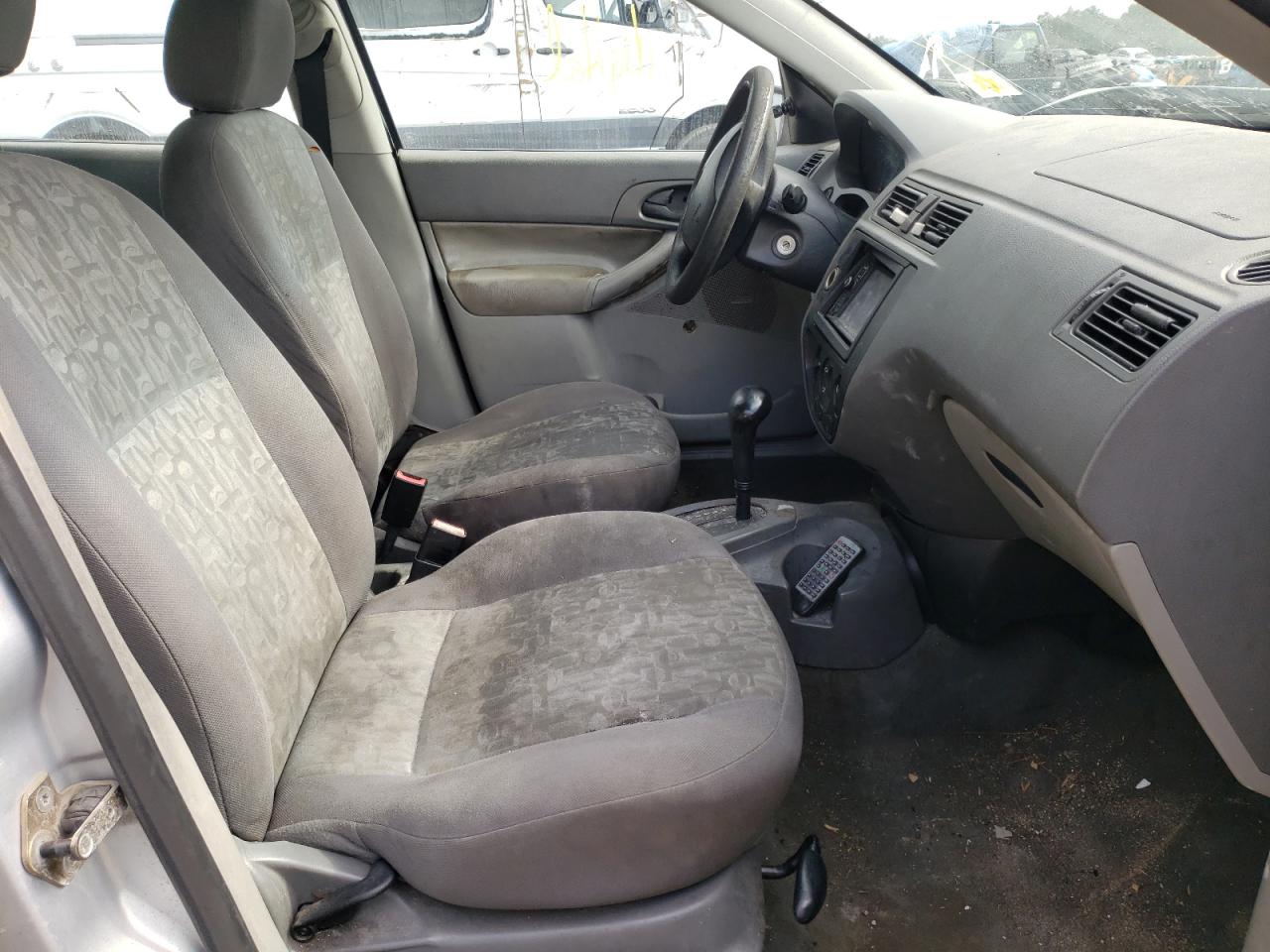 Photo 5 from auction – 2005 FORD FOCUS ZX4 with VIN 1FAFP34N55W129729