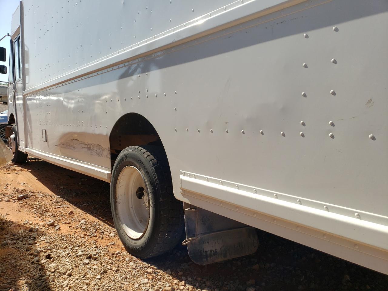 Photo 9 from auction – 2001 FREIGHTLINER CHASSIS M with VIN 4UZAARBWX1CH52505