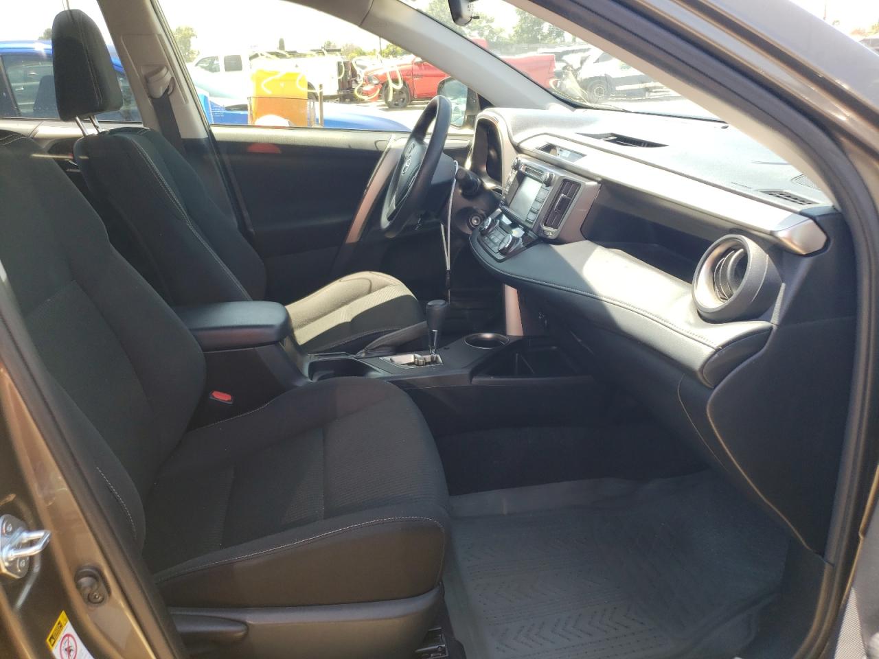 Photo 5 from auction – 2015 TOYOTA RAV4 XLE with VIN JTMWFREV5FD056549