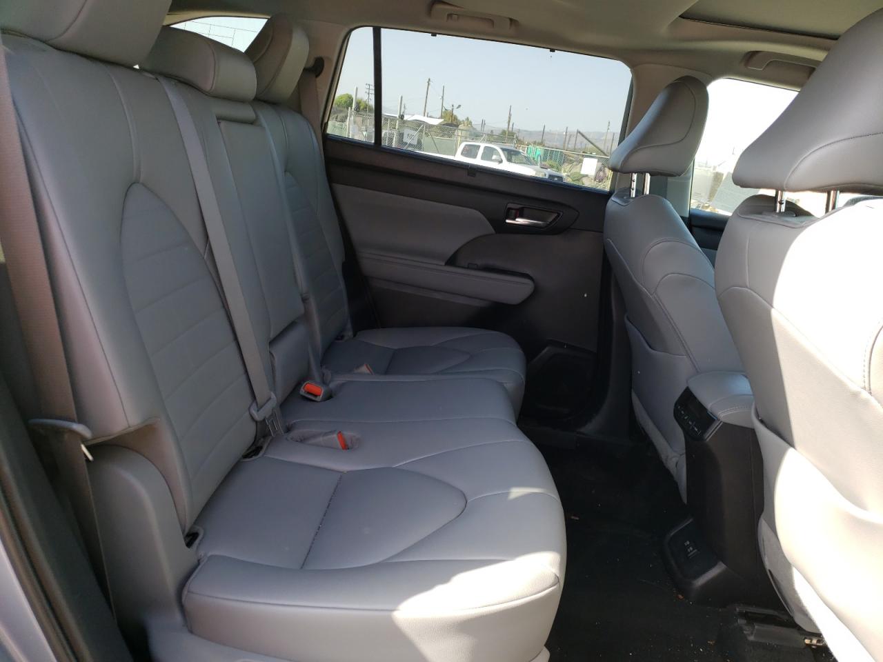 Photo 6 from auction – 2021 TOYOTA HIGHLANDER with VIN 5TDHZRBH9MS082894