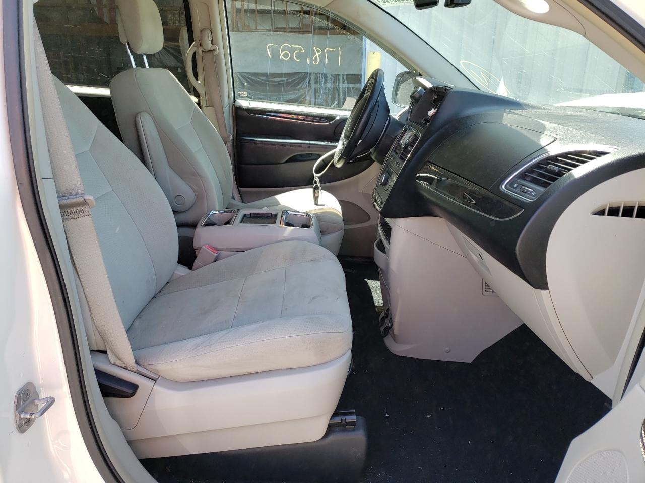 Photo 5 from auction – 2011 CHRYSLER TOWN & COU with VIN 2A4RR5DG2BR664658