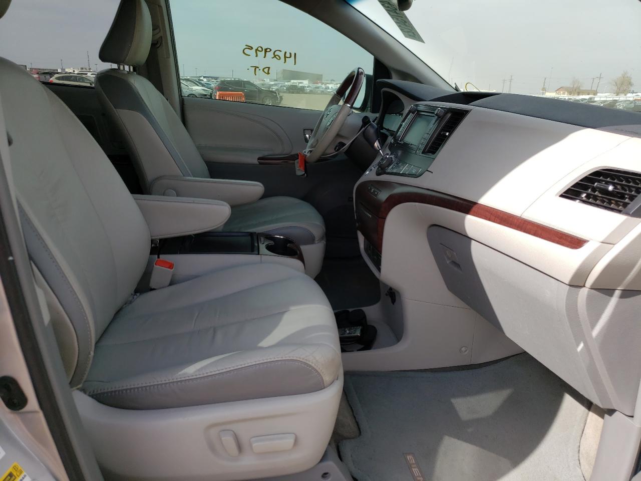 Photo 5 from auction – 2011 TOYOTA SIENNA XLE with VIN 5TDDK3DC7BS024619