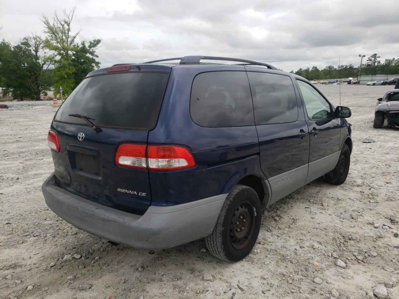 Photo 4 from auction – 2002 TOYOTA SIENNA CE with VIN 4T3ZF19C02U420395