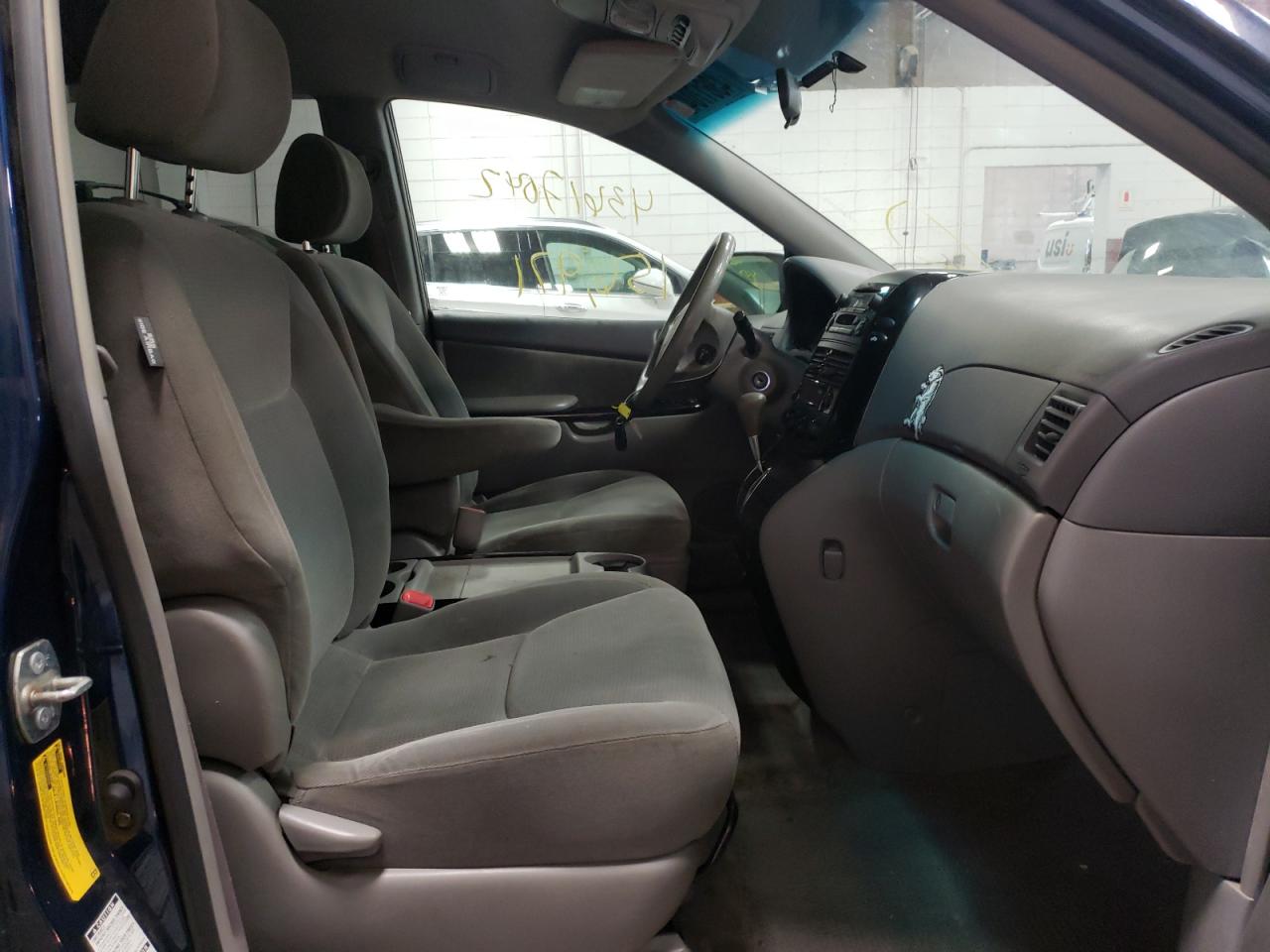Photo 5 from auction – 2005 TOYOTA SIENNA LE with VIN 5TDBA23C55S035497