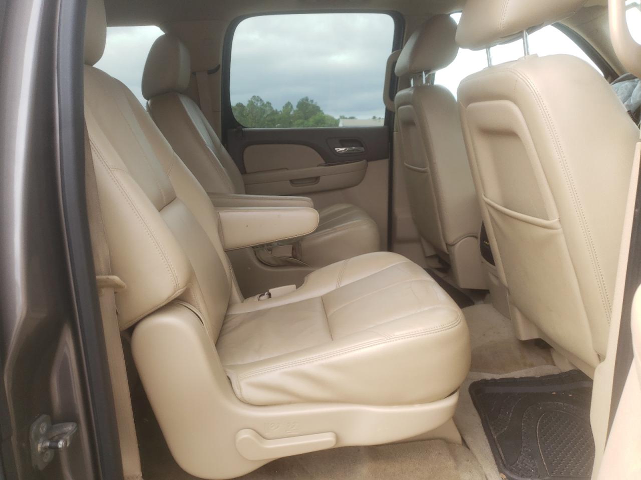 Photo 6 from auction – 2011 CHEVROLET SUBURBAN C with VIN 1GNSCJE01BR327561