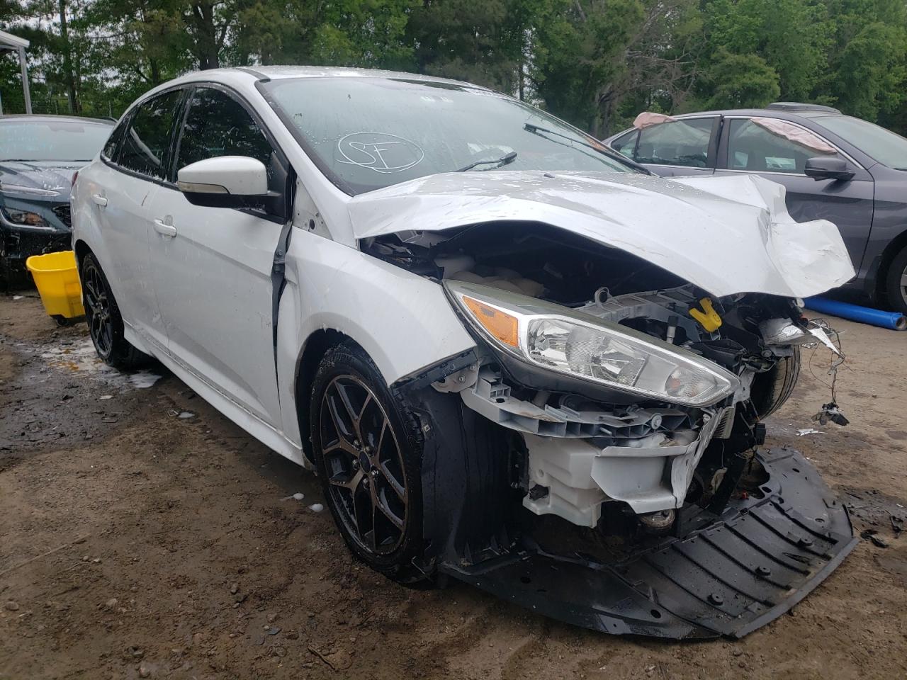FORD FOCUS SE 2015 with VIN 1FADP3F20FL338521 - Photo from auction