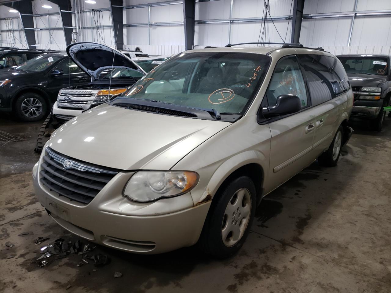 Photo 2 from auction – 2005 CHRYSLER TOWN & COU with VIN 2C4GP54L95R292756