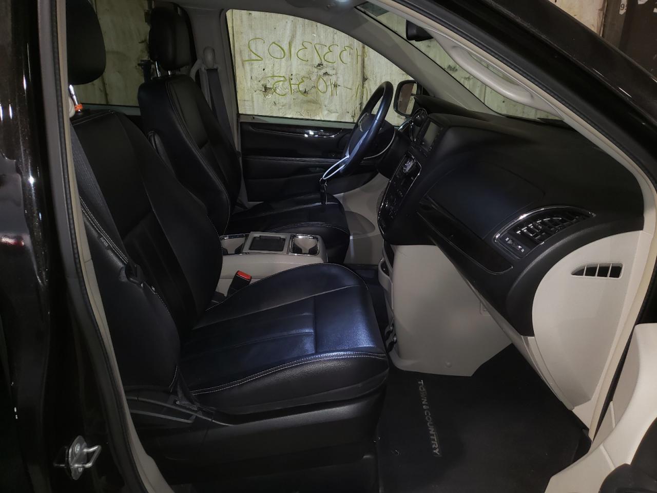 Photo 5 from auction – 2014 CHRYSLER TOWN & COU with VIN 2C4RC1BGXER398653