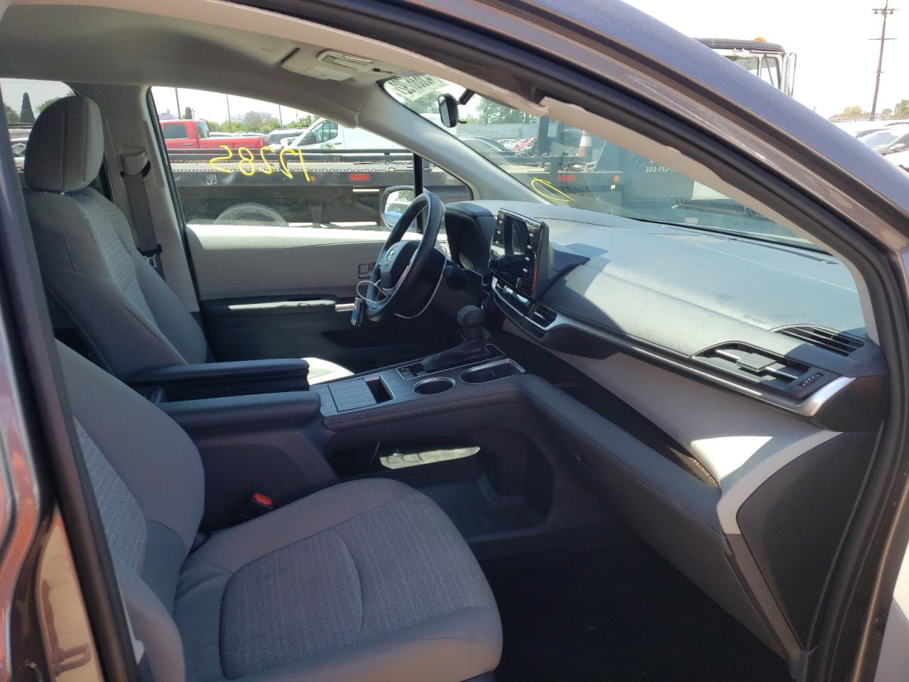 Photo 5 from auction – 2021 TOYOTA SIENNA LE with VIN 5TDKRKEC6MS023850