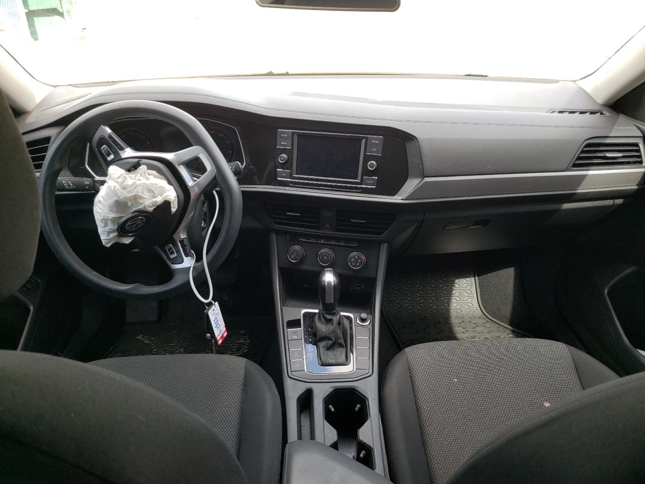 Photo 9 from auction – 2019 VOLKSWAGEN JETTA S with VIN 3VWCB7BU8KM220757