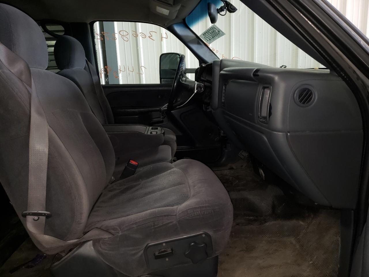 Photo 5 from auction – 2002 CHEVROLET SILVERADO with VIN 1GCHK23102F196065
