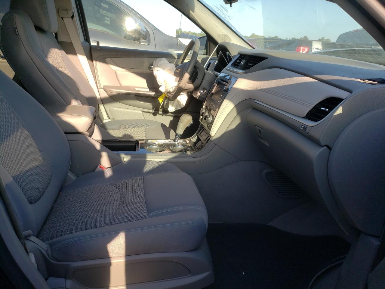 Photo 5 from auction – 2015 CHEVROLET TRAVERSE L with VIN 1GNKRGKD9FJ263816