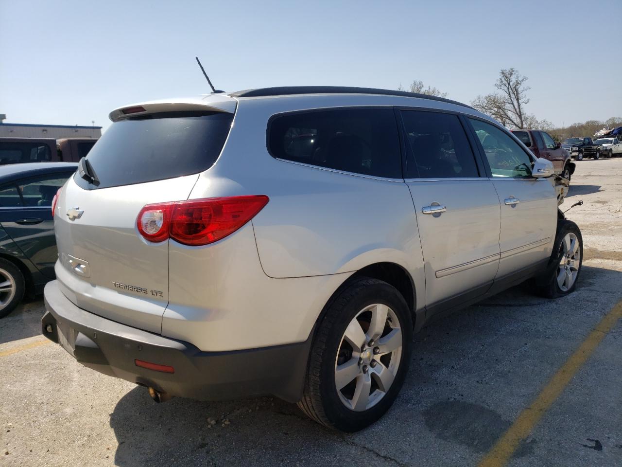 Photo 4 from auction – 2011 CHEVROLET TRAVERSE L with VIN 1GNKVLEDXBJ398278