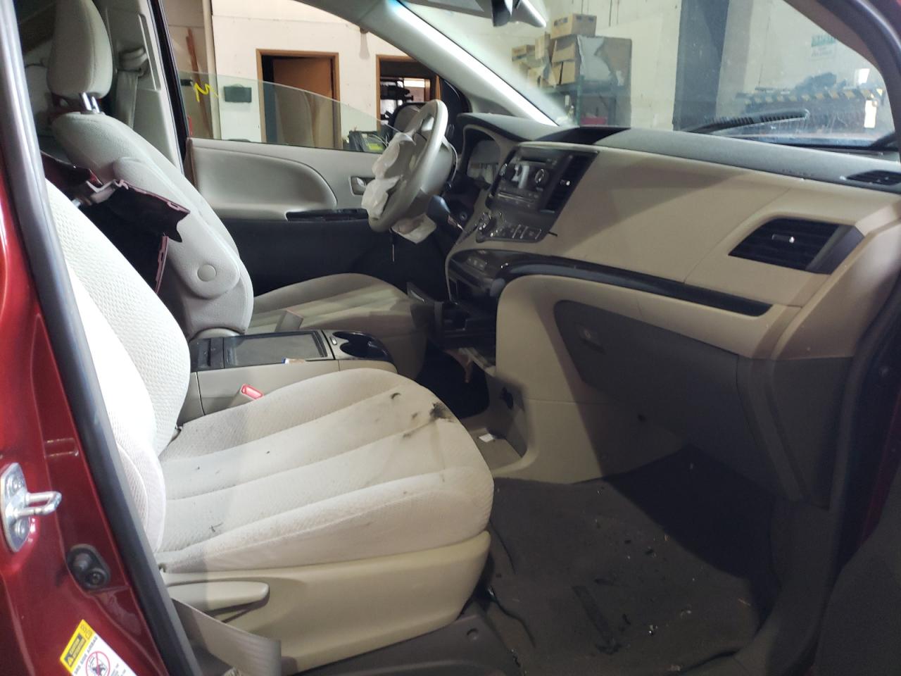 Photo 5 from auction – 2014 TOYOTA SIENNA LE with VIN 5TDKK3DC9ES447729