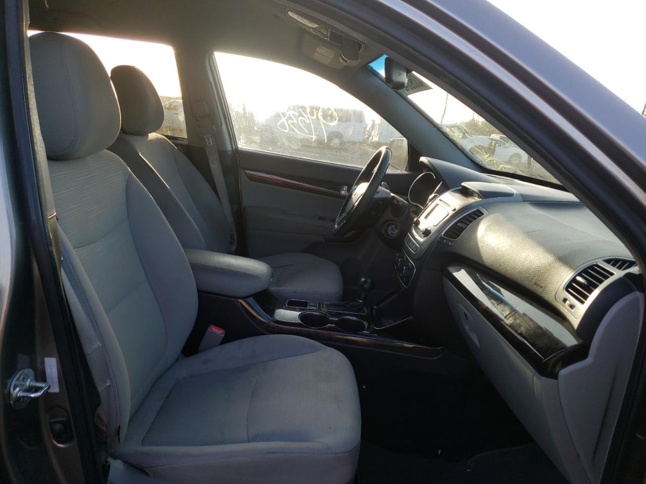 Photo 5 from auction – 2014 KIA SORENTO with VIN 5XYKT3A61EG531875
