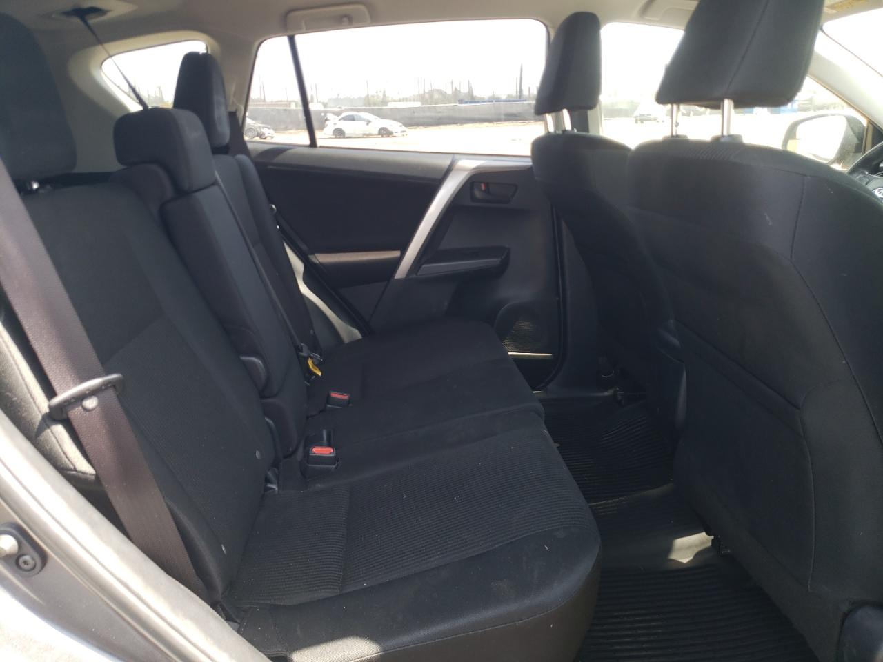 Photo 6 from auction – 2018 TOYOTA RAV4 LE with VIN JTMZFREV4JJ211485