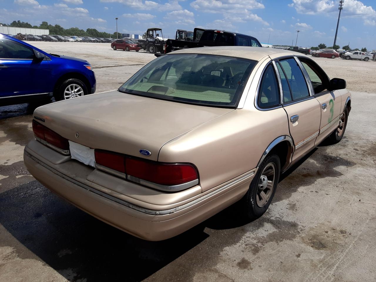 Photo 4 from auction – 1996 FORD CROWN VICT with VIN 2FALP7368TX100182