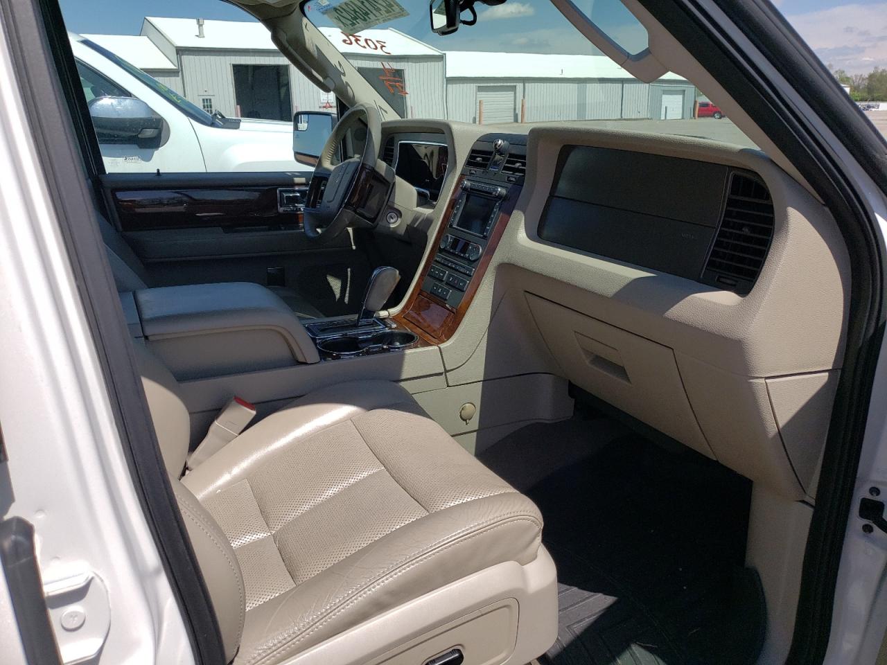 Photo 5 from auction – 2013 LINCOLN NAVIGATOR with VIN 5LMJJ2J5XDEL03036