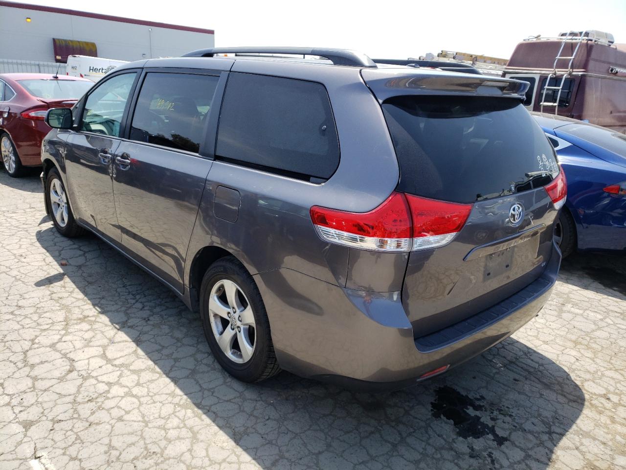 Photo 3 from auction – 2014 TOYOTA SIENNA LE with VIN 5TDKK3DC7ES482902