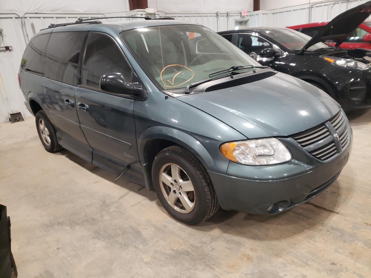 DODGE GRAND CARA 2005 with VIN 2D8GP44L95R447303 - Photo from auction