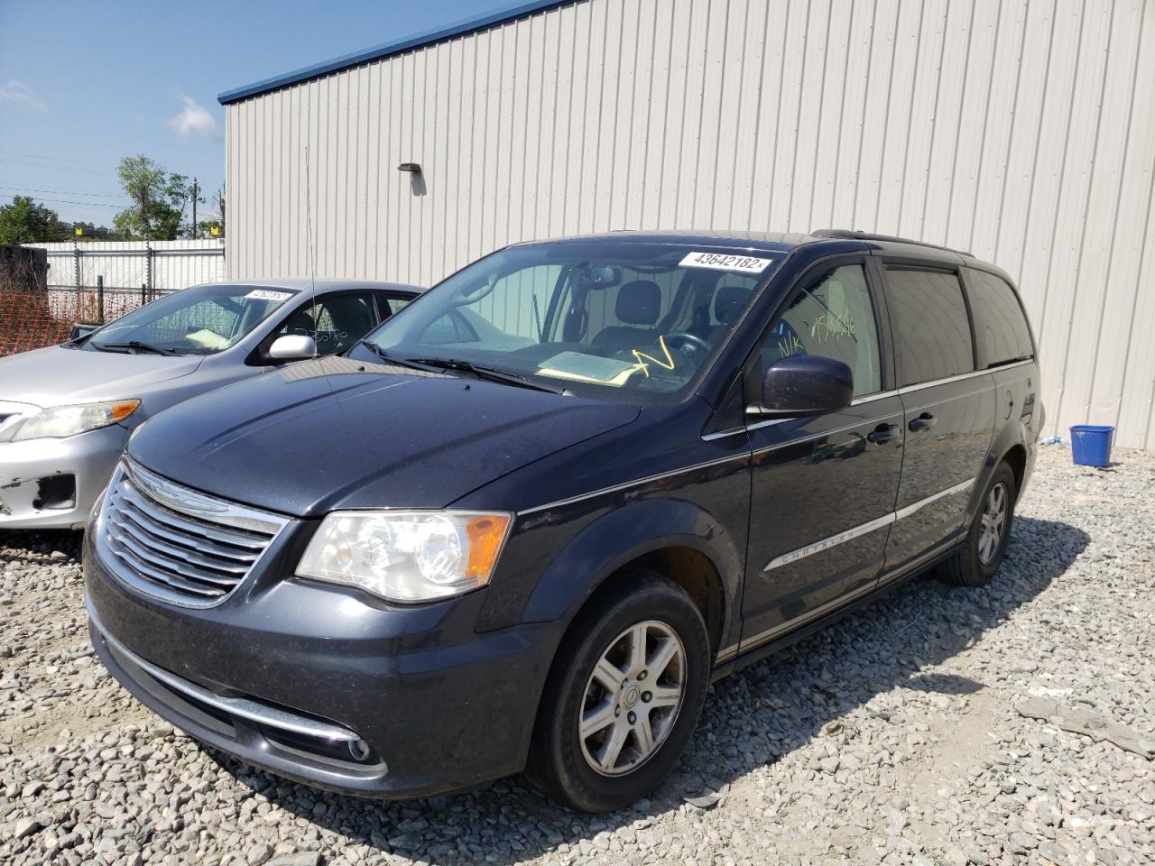 Photo 2 from auction – 2013 CHRYSLER TOWN & COU with VIN 2C4RC1BGXDR594025