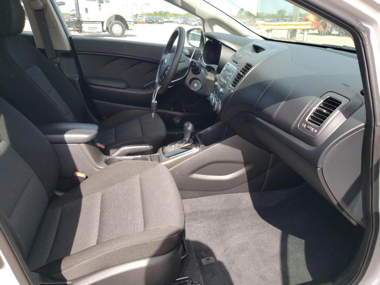 Photo 15 from auction – 2017 KIA FORTE LX with VIN 3KPFK4A79HE041897