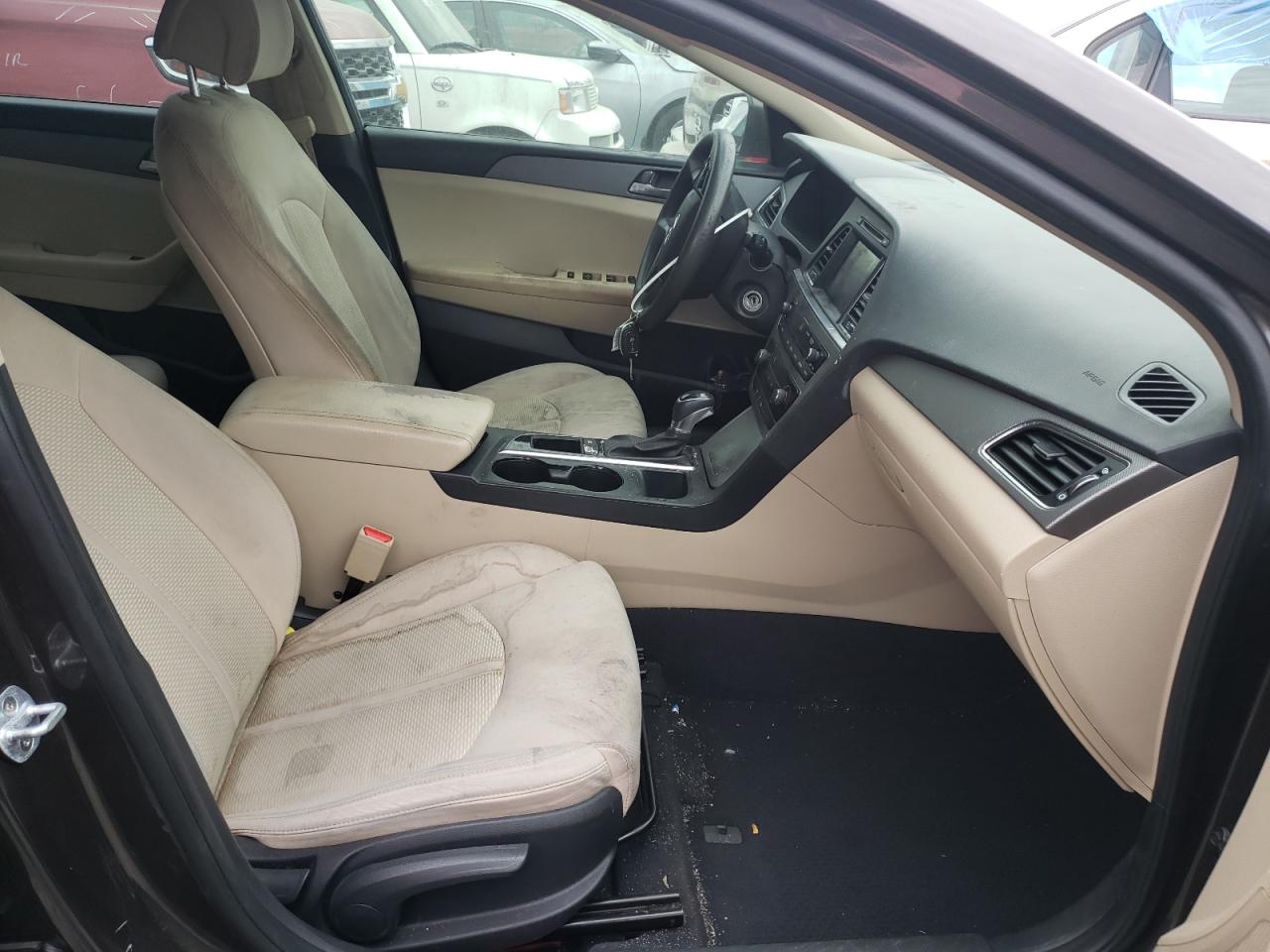 Photo 5 from auction – 2017 HYUNDAI SONATA SE with VIN 5NPE24AF8HH555061