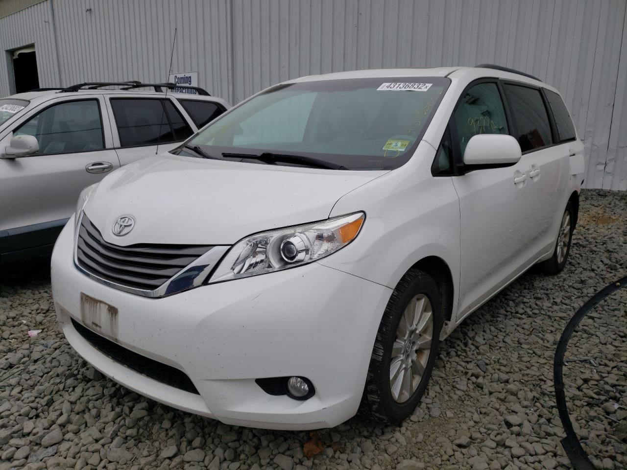 Photo 2 from auction – 2014 TOYOTA SIENNA XLE with VIN 5TDDK3DC5ES079767
