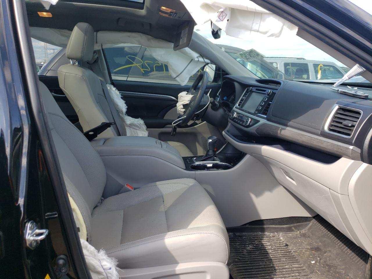 Photo 5 from auction – 2018 TOYOTA HIGHLANDER with VIN 5TDDZRFH9JS868943