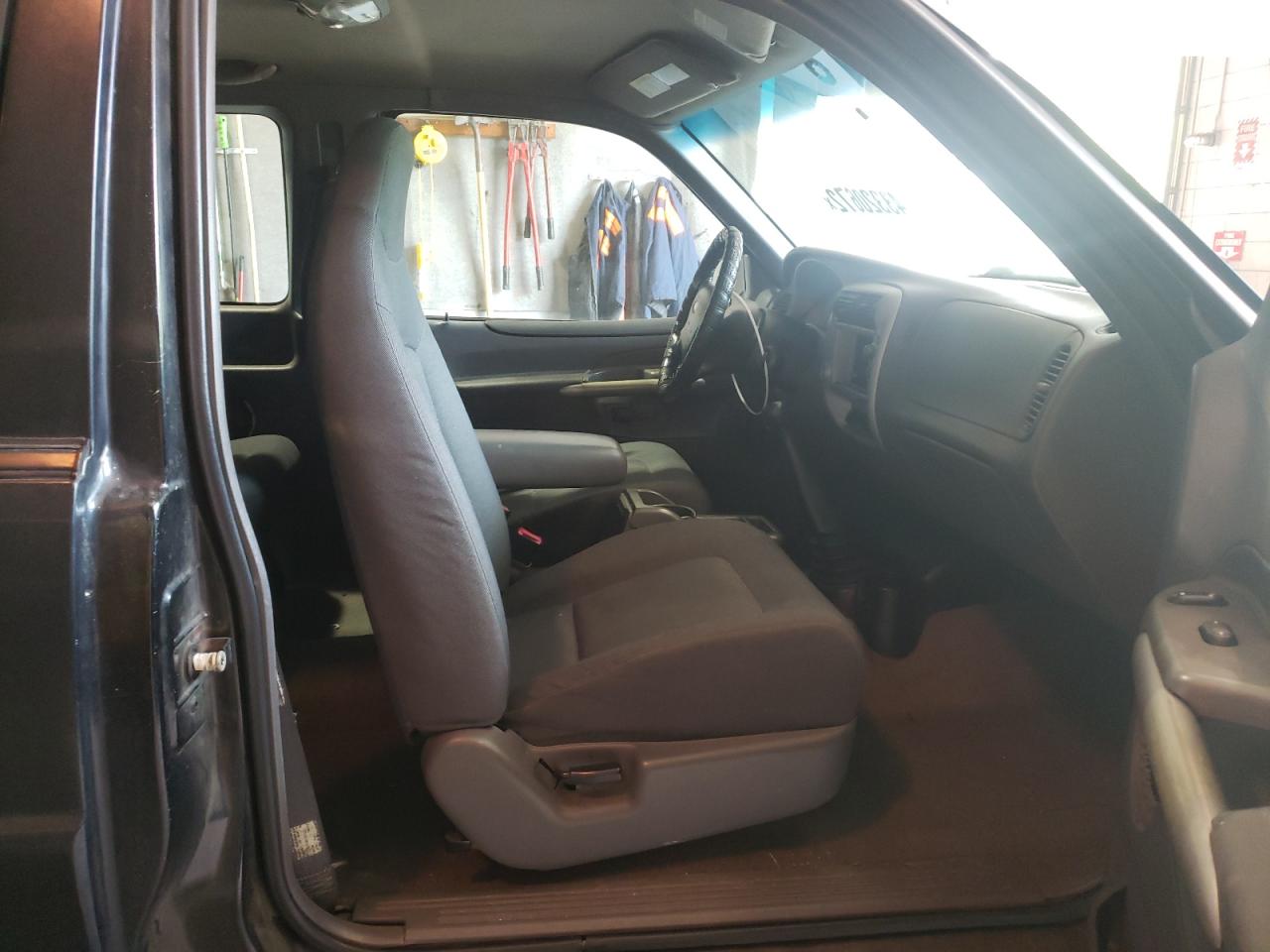 Photo 5 from auction – 2002 FORD EXPLORER S with VIN 1FMYU60E12UB82336