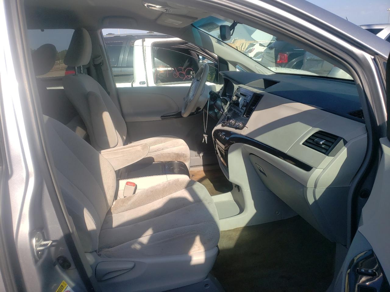 Photo 5 from auction – 2012 TOYOTA SIENNA LE with VIN 5TDKK3DC1CS178445