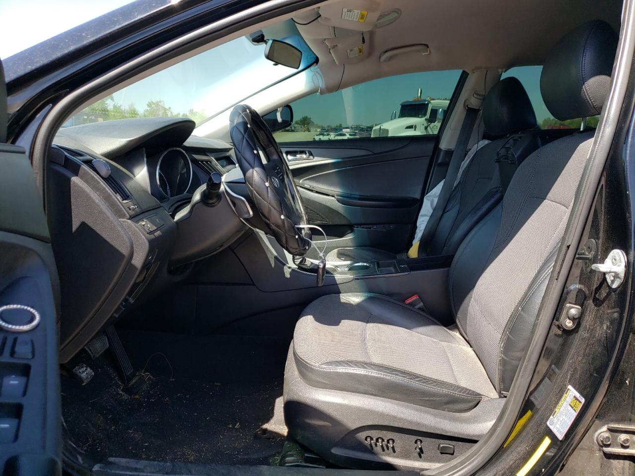Photo 5 from auction – 2011 HYUNDAI SONATA SE with VIN 5NPEC4AC0BH009865