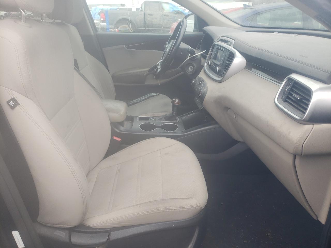 Photo 5 from auction – 2016 KIA SORENTO LX with VIN 5XYPGDA32GG065897